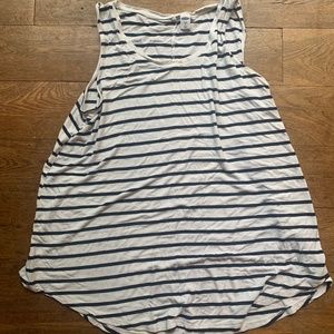 Loose fit oldnavy stretchy shirt